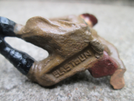 ELASTOLIN Belgium soldier looking in the sky. Belgische soldaat tuurt omhoog.