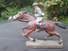 French soldier on horse. Franse soldaat te paard met lans met vlag, leuk figuur. goede staat,