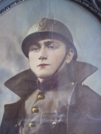 Photograph of a Belgium soldier in frame with helmet. Foto in lijst van een Belgische soldaat WO1 met helm ingekleurd.