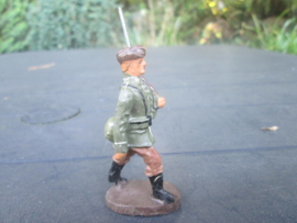 ELASTOLIN German marching soldier. Duitse marcherende soldaat met helm op de rug. goede staat