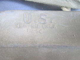 US Army pick- mattock intrenching and carrier. Amerikaanse pikhouweel M1910 in canvas hoes, perfecte staat mooi gemarkeerd met 1942 en 1944 datums TOP stuk.