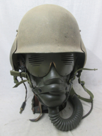 USAF FLAK M-3 helmet, with oxygen mask type A-14, leather flight helmet A-11, throat microphone and metal splitter google.Amerikaanse flak helm compleet met zuurstofmasker leren cap, keelmicrofoon and splitter bril. alles in TOP staat