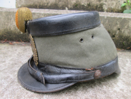 Dutch shako pattern 1912. officer, Nederlandse officiers sjako M1912, wollige binnenkant, geen zijde. compleet met kokarden en stormriem nette doch gedragen staat. TOP stuk nu moeilijk te vinden.