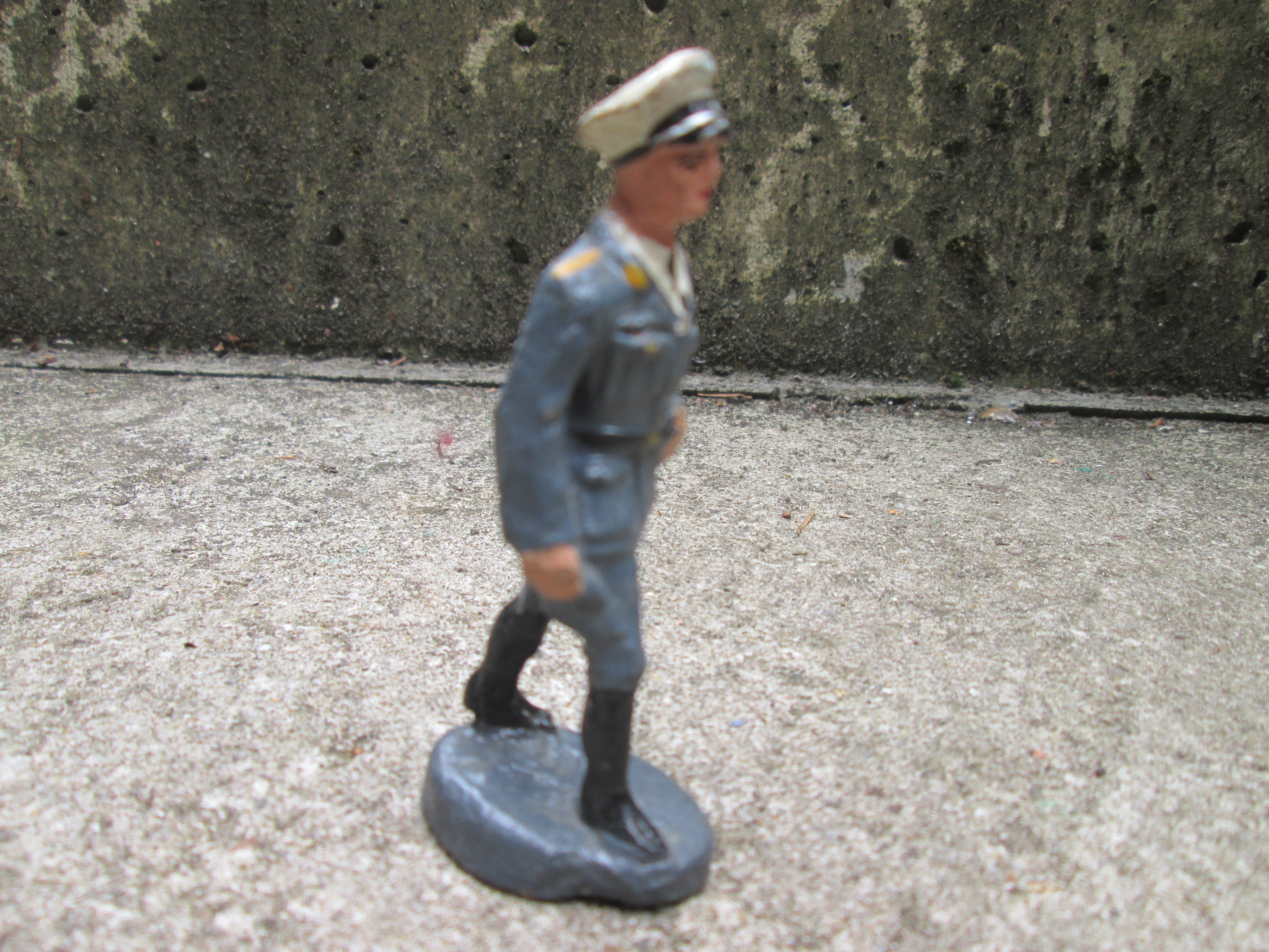 LISANTO German officer of the Luftwaffe in summer uniform. Duitse Luftwaffe officier in uitgaans uniform, goede staat