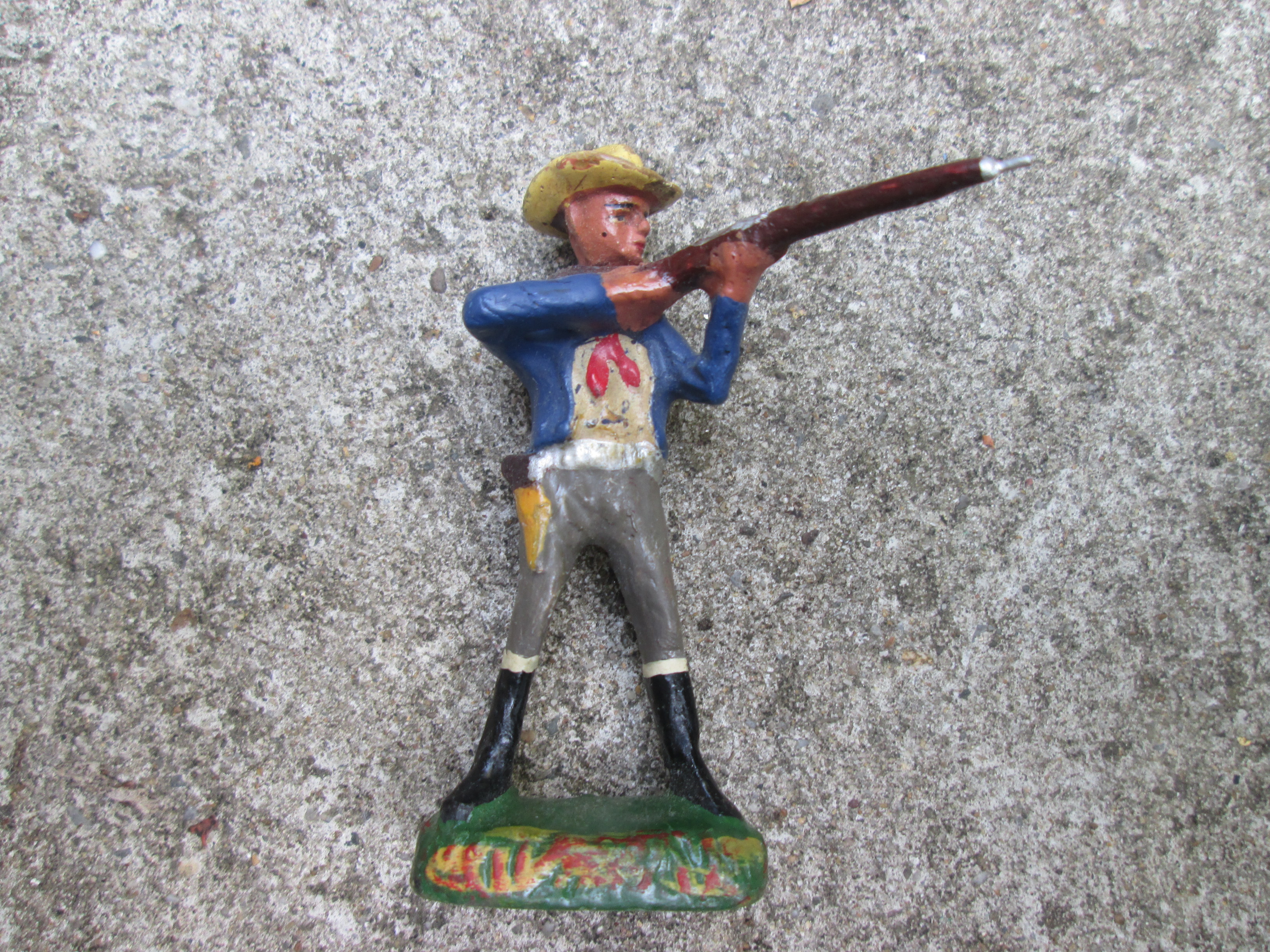 DURSO cowboy with rifle, Cowboy met geweer staand.
