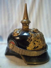 Pickelhaube reserve officier Bayern, zeer goede staat, vuurverguld, oud model helmembleem, kruisblad en hoge spits.