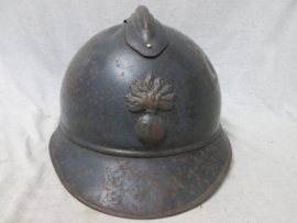 French helmet M-1915 with infantry badge. Franse helm casque adrianne horizon blue, model 1915 met infanterie embleem, complete staat, eerlijke helm.