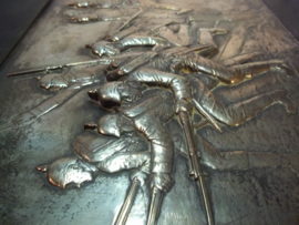 Silverplated German battlefield scene. Verzilverde metalen voorstelling Duitse soldaten in de aanval met pickelhauben TOP staat.