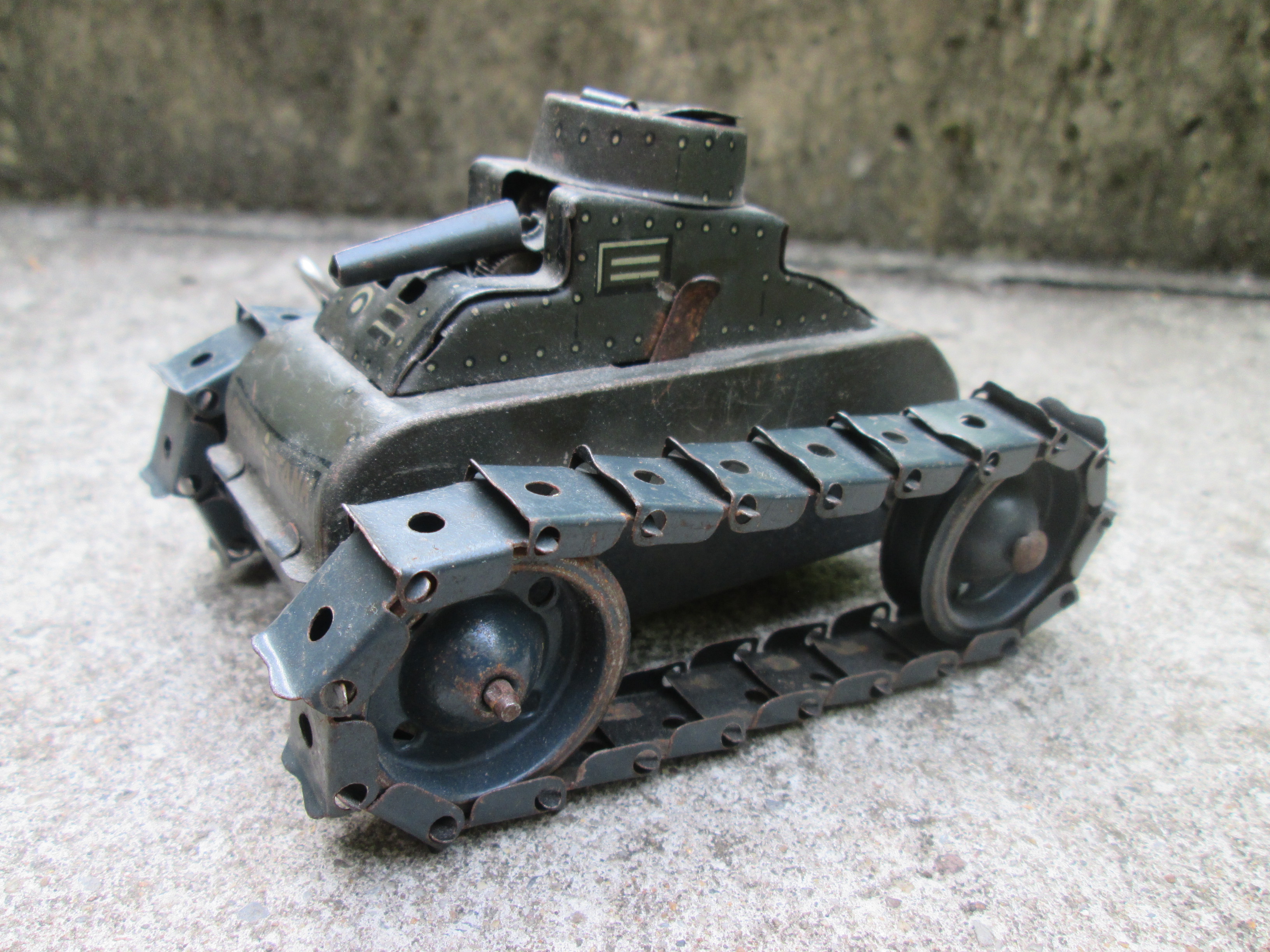 TIN toy, German tank GAMA with original gama key. Duitse blikken speelgoed tank merk GAMA, met originele opwindsleutel,omstreeks 1935, werkend goede staat.