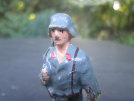 LINEOL German luftwaffe soldier marching. Duitse luchtmacht soldaat marcherend.