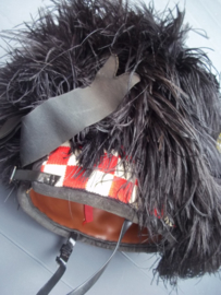 Scottish featherbonnet with badge. Schotse feather bonnet met maker, en embleem, gemaakt van struisvogel veren.