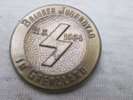 German tinnie, rally badge, Duitse tinnie H.J. / D.J. Brauner Jugendtag im Grenzland / 11-3-1934. Hitler-Jugend Deutscher Jugend, Jungvolk badge embleem.