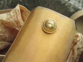 A pair of French officers epaulets in the original box nice quality. Franse gouden infanterie epauletten luitenant, zeer nette staat in originele doos. met naam etiket.