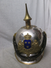 Swedish helmet model 1879, this helmet is 1928 pattern. Zweedse kurasssiershelm, officier met vuurverguld embleem en emaille . dit is de gemodificeerde model 1928. worden nu nog gedragen.