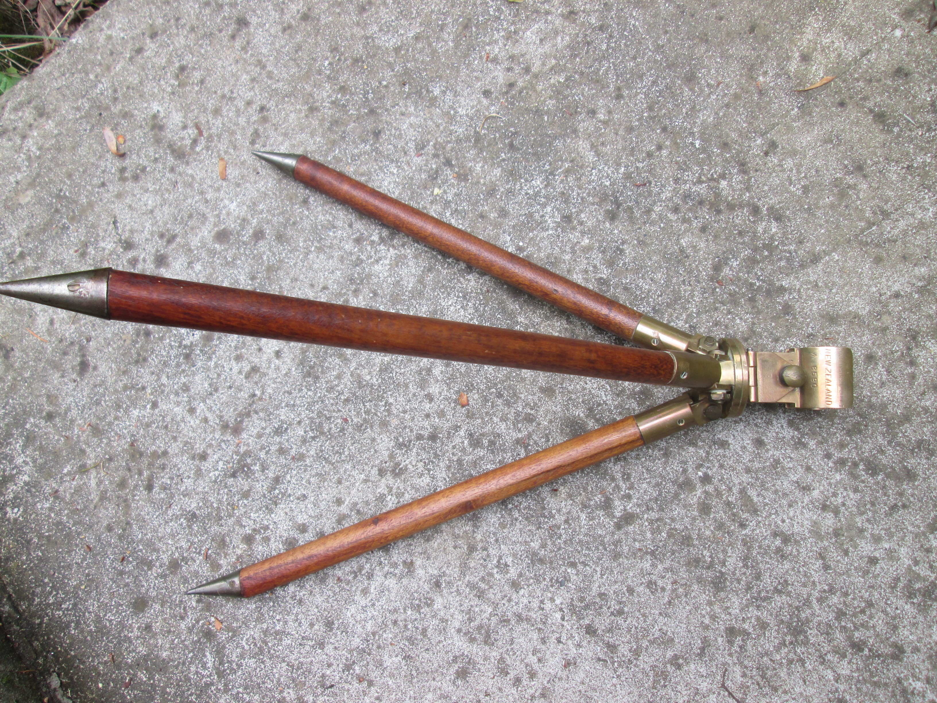 British binocular on tripod. binocular is dated 1917 tripod is dated 1942 and made in new Sealand. Engelse uitschuifbare kijker op driepoot alles mooi gemarkeerd en gedateerd TOP stuk in deze staat optisch goed.