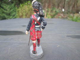 CHIALU Scottish officer with sword and featherbonner Schotse hooglander highlander officier.