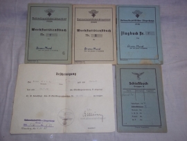 Grouping German books, of one person serving by the NSFK. Set Duitse boekjes van dezelfde persoon, NSFK, Flugbuch, schiesbuch en oorkonde Segelfliegerembleem