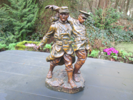 Statue of two soldiers ALLIANCE a French soldier is carrying a British wounded soldier. Gebronsd beeld Engelse en Franse soldaat die elkaar helpen. gesigneerd RUFFONY. hoogte 27 cm. zeer bijzondere voorstelling.
