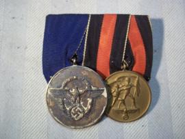 German medal bar, spange with 2 medals, Police medal 8 years of service and the Anschluss medal. Duitse medaille balk met 2 medailles Politie 8 jaar trouwe Dienst en de Anschluss medaille.