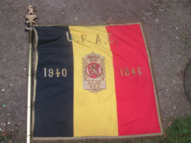 GERESERVEERD Belgium vetrans flag. with flagpole. Belgische veteranen vlag Vereniging van Oudstrijders UFAC/ VOV. 1940/1945 met deelbare stok en vlaggentop decoratief stuk.