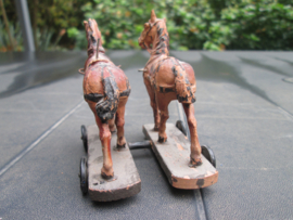 2 boeren paarden die een kar moeten trekken.