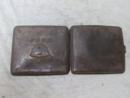 Japanese cigarette case with helmet. Sigaretten etui met afgebeeld de Japanse helm model  90 met Japanse karakters. Zeldzaam stuk.