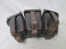 German ammo pouch WW1, nicely marked and dated Moys 1914, Duits patroontasje voor de Mauser K-98 met regimentsnummer ( moeilijk te lezen) 1914 zeer nette staat.