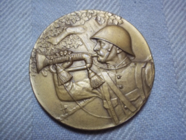 Nederlandse bronzen penning 4 cm doorsnee, Grenadier blaast op bazuin. achterop staat niets gegraveerd. zeer mooie staat, decoratief.