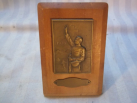 Swiss plaque with soldier 1939. Zwitserse plaquette, soldaat mobiliseert.