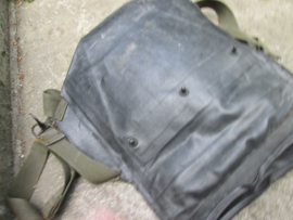 US-Army gas mask M-7 assault bag, rubber. Amerikaanse gasmasker tas rubber gebruikt door para eenheden ten tijde van D-Day. mooi gedragen staat met embleem er nog op. para-equipment.