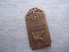 German tinnie, rally badge, Duitse tinnie, Nat.Soz. Grenzland treffen Karlsruhe sept. 1933 met maker.