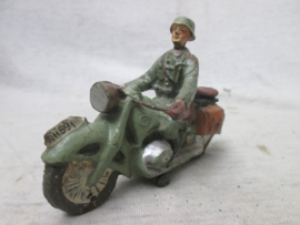Elastolin soldaat op motor, met metalen wieltjes Duits. mooi WH (Wehrmacht) nummerplaat.