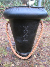 Leather fire department bucket. Leren brandweer blus emmer van de Amsterdamse brandweer met de typische 3 kruizen wapen van Amsterdam., zeldzaam en origineel stuk.
