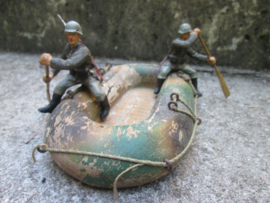 2 German soldiers on wooden boat with camouflage. 2 Duitse soldaten pioniers met peddels in een camouflage boot mooi geheel leuk apart item TOP