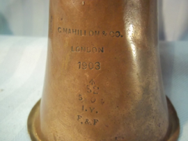 British bugle nicely marked with broad arrow and date, Engelse signaalhoorn 1903 met oorlogspijl en regimentsnummer gebruikte staat. Dit is een vroeg model bazuin, welke in WO1 doorgebruikt werden.