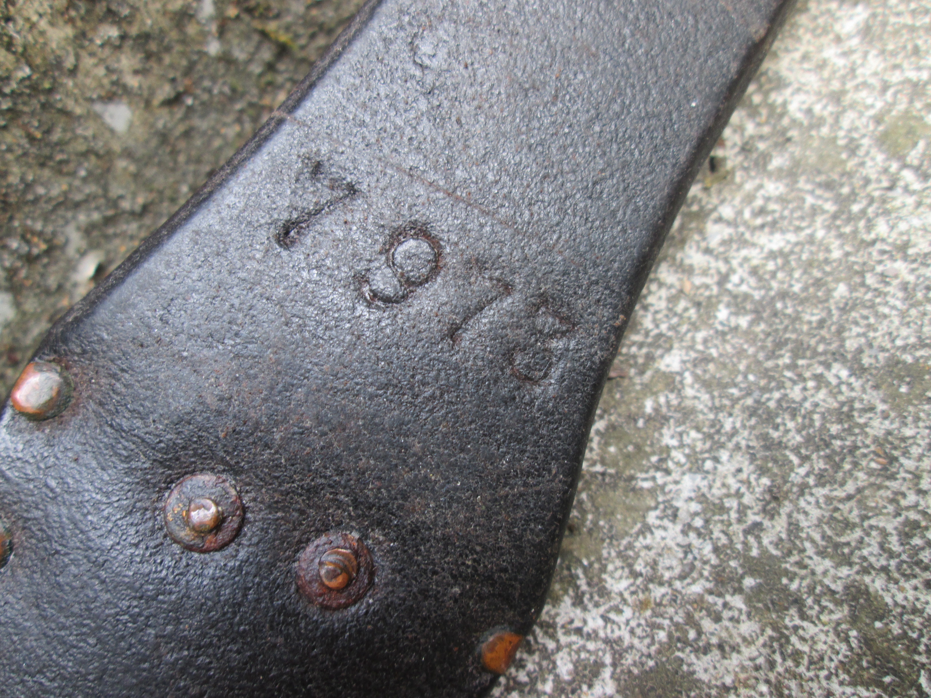 Dutch HEMBRUG bayonet M95 with leather scabbard, Oostenrijkse aanmaak gekroonde T en OWG Oostenrijkse wapen Gesellschaft in Steyer. nette staat. Vanaf ongeveer 1900 verdween de krul.