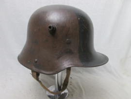 German helmet M-1916 with 2 tone camouflage black over Isonzo brown G-62 Gebrüder Gnüchtel, AG. Duitse camouflage helm model 1916 met ersatz stoffen kinriem zeldzaam DRGM gemarkeerd TOP.