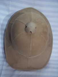 English pith helmet, nicely marked and dated 1942 Engelse tropenhelm, zeer strak model, met maker en datum en WD stempel War Department.