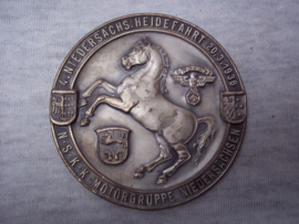 German plaque NSKK. Duitse plakette 6,5 cm doorsnee 4. Niedersächs. Heidefahrt 20-3-1938 NSKK Motorgruppe Niedersachsen, met maker.