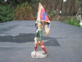 CHIALU Scottish soldier with typical Scottish flag very rare piece. Schotse soldaat met Schotse vlag.