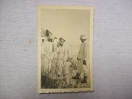 2 Photographs German soldiers in Winter camo. 2 foto´s van soldaten in Wintercamoeflage met wit geverfde helmen.Oostfont