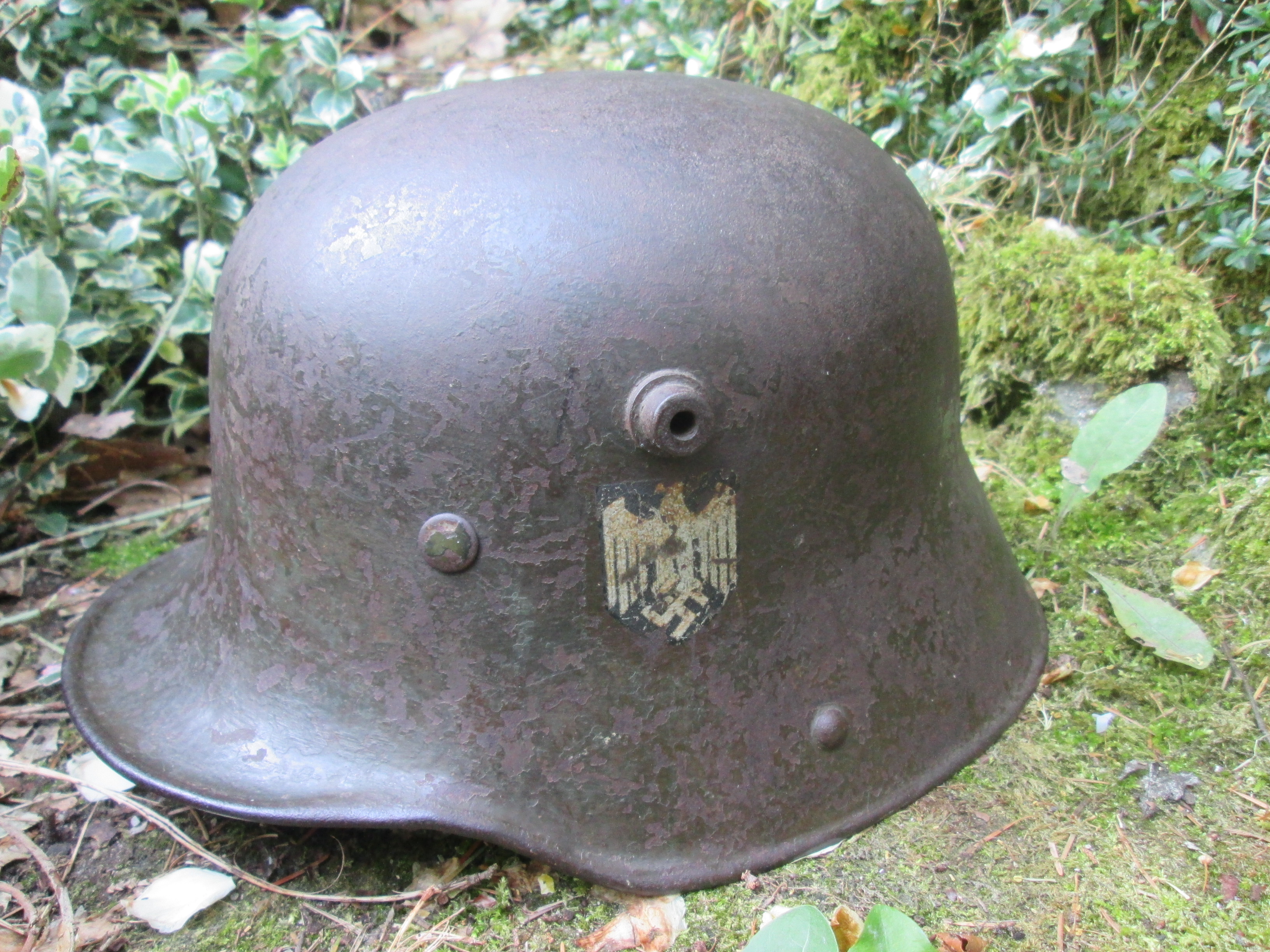 Very rare German Double decal helmet model 1916 with M-1930 innerliner. Duitse dubbele decal Wehrmacht helm M-1916 met origineel M-1930 binnenwerk, zeer bijzonder. mooi herbruikte helm door de Reichswehr, daarna Wehrmacht, zeldzaam stuk.