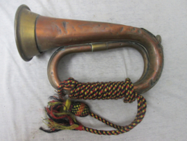 British bugle with inscription. "Presented to Band Sergt. Inst. H.L. Ramsden  St. Pauls C.L.B. Sale 2446" CLB = Church Lad's Brigade. Bazuin met gravering TOP.