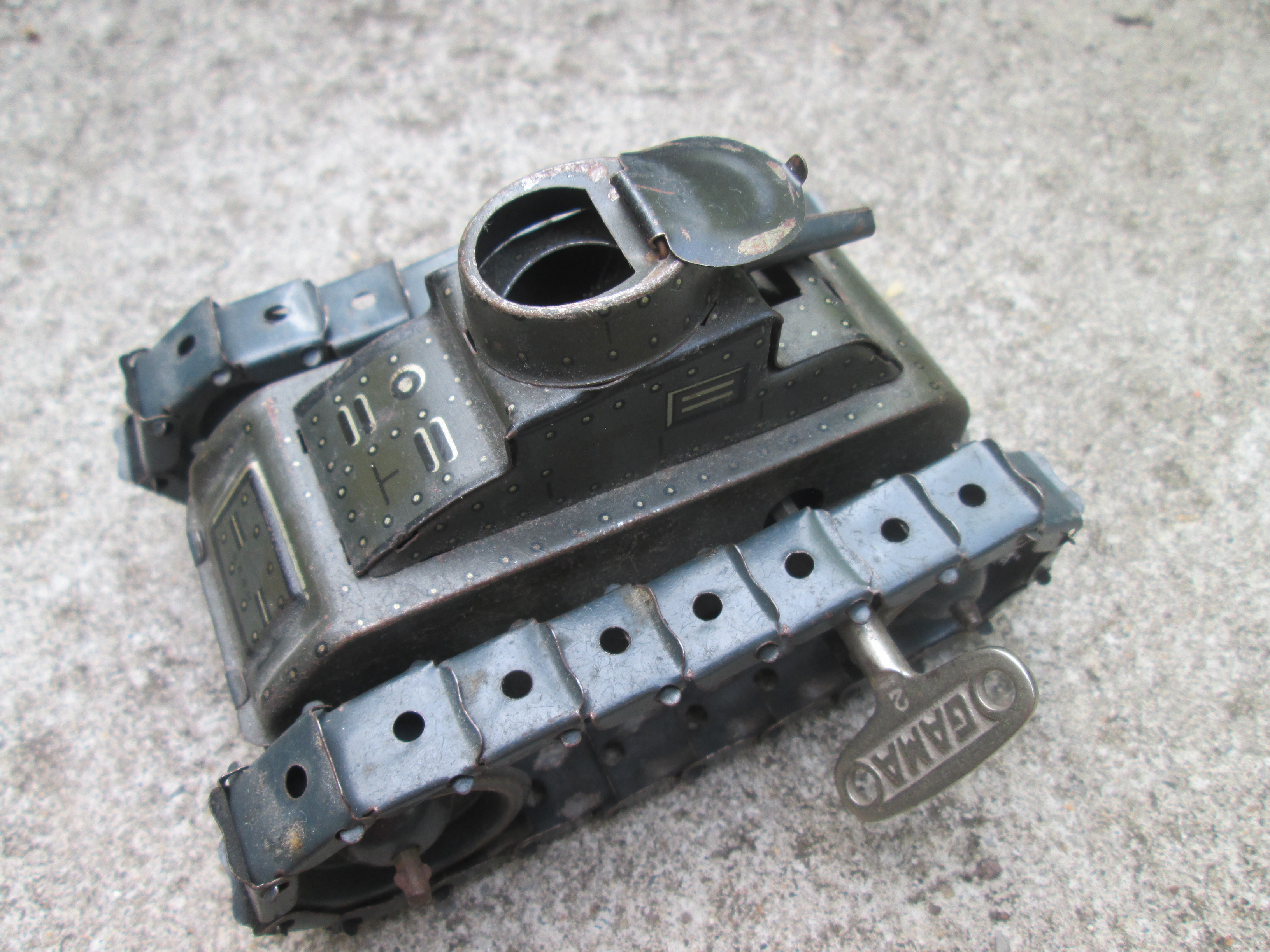 TIN toy, German tank GAMA with original gama key. Duitse blikken speelgoed tank merk GAMA, met originele opwindsleutel,omstreeks 1935, werkend goede staat.