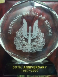 Crystal remembrance of the 50 th anniversary of the Australian Special Air Service.Herinnerings item van berg kristal Australische SAS. 1957- 2007