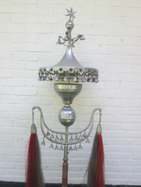 Militaire schellenboom, dit zijn bijzondere en niet hedendaagse items, welke zelden of nooit op de markt komen, mooi met de Turkse invloeden, compleet met bellen en paardenstaarten. Zeldzaam stuk. Schellenbaum.