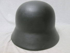 German Border Security Troops helmet B.G.S. Bundes Grenz Schutz. Duitse helm van na de oorlog, eigen model van de BGS dit model kwam na het model met de drie splitpennen zoals de oorlogshelmen, gemarkeerd.