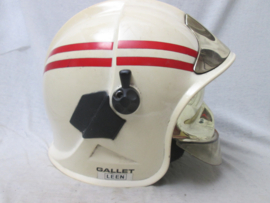 Dutch GALLET fire helmet, stripes on helmet indicate that it is an officer. Nederlandse brandweerhelm, compleet.