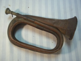 British bugle WW1 - 1902. with maker and donation inscription. Engels Bazuin met maker en oorlogspijl en een gravering met de naam van de donateur Boys Brigade, de scouting.