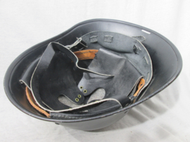 Nederlandse helm van de oproerpolitie jaren 50, in een totale MINT staat, bijzonder is het dat deze helm van model 1927-1928 is, voorzien dan van een nieuw binnenwerk  om doorgedragen te worden door de politie.